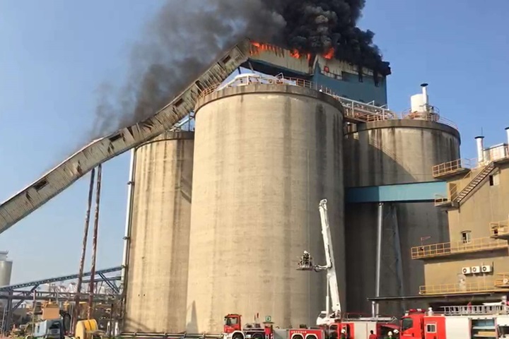 高港碼頭廢棄倉庫 大火濃煙竄燒