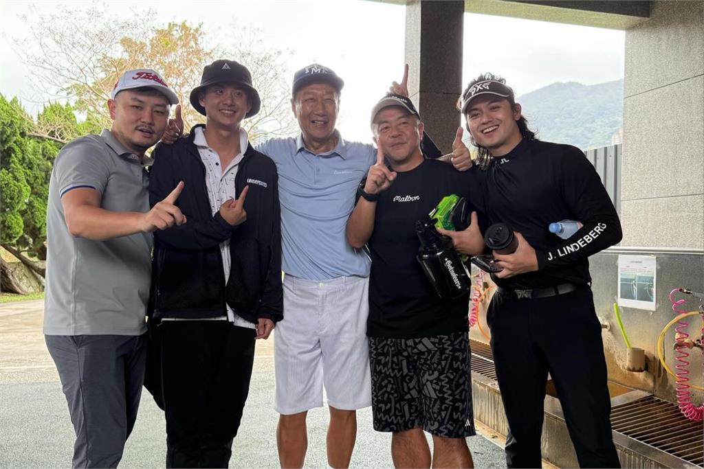 快新聞／郭台銘打小白球「一桿進洞」當場送桿弟50萬大紅包　網友：爸爸打球不揪？