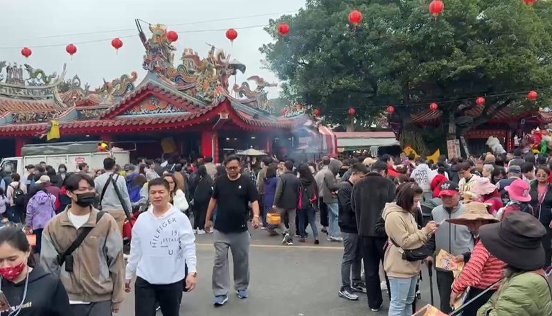 錢蛇進來！　大年初五迎財神　紫南宮湧求財人潮