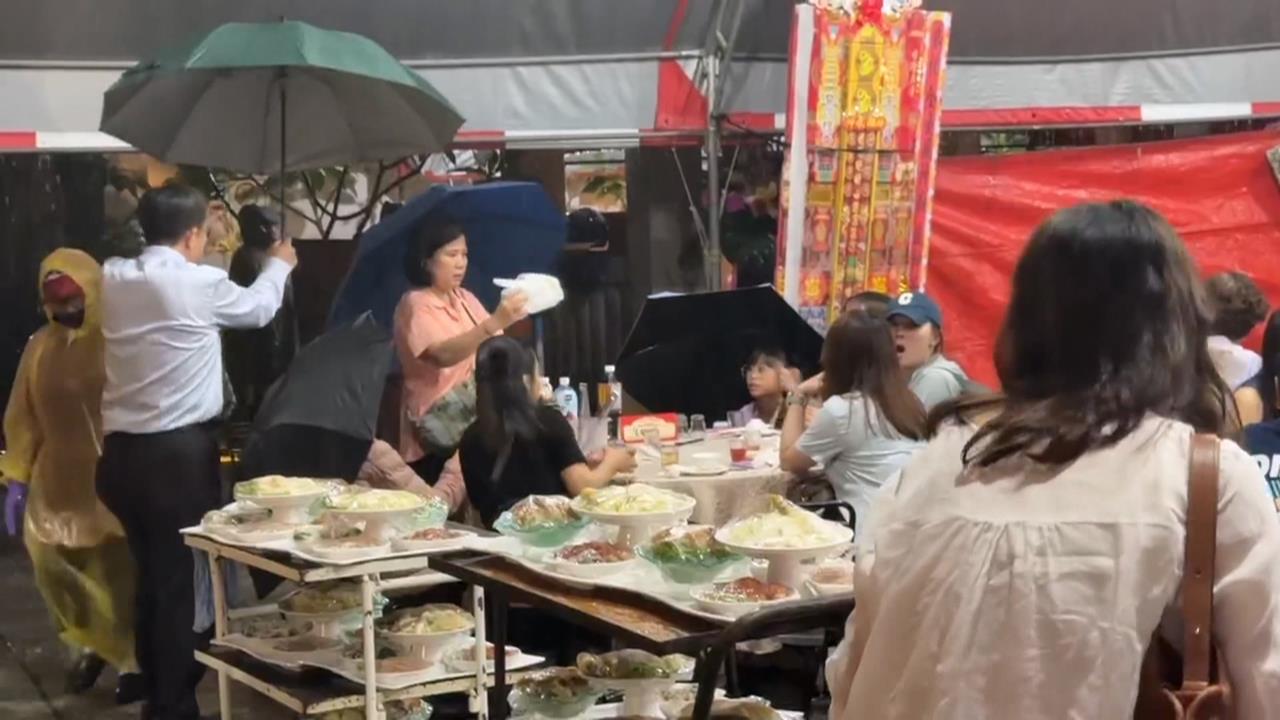 暴雨又來！　台南風神廟"流水席"　　信眾頂大雨吃辦桌