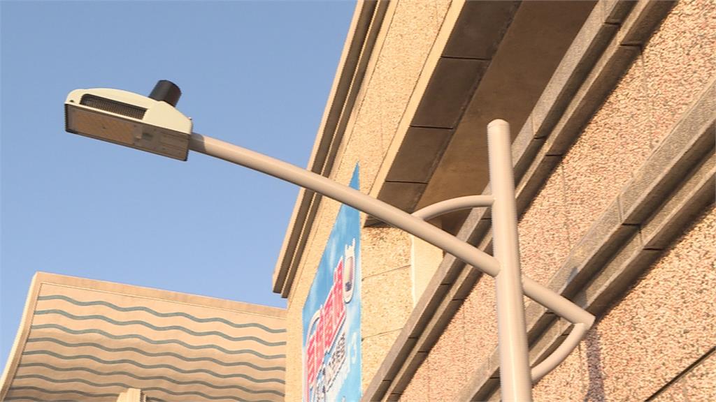 澎湖展示首座智慧路燈 可充電還可自拍