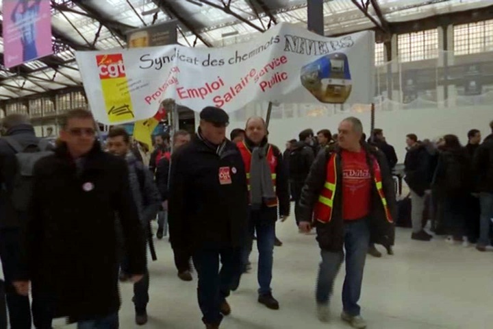不滿馬克宏大砍勞權 法國國鐵大罷工