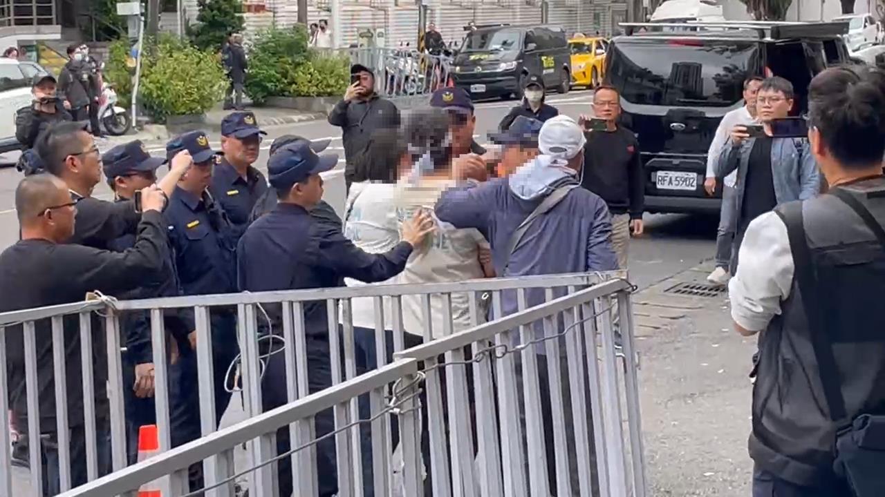 柯文哲宣判／打人了！路人酸「土城的選擇」　小草暴怒揮拳還爆粗口