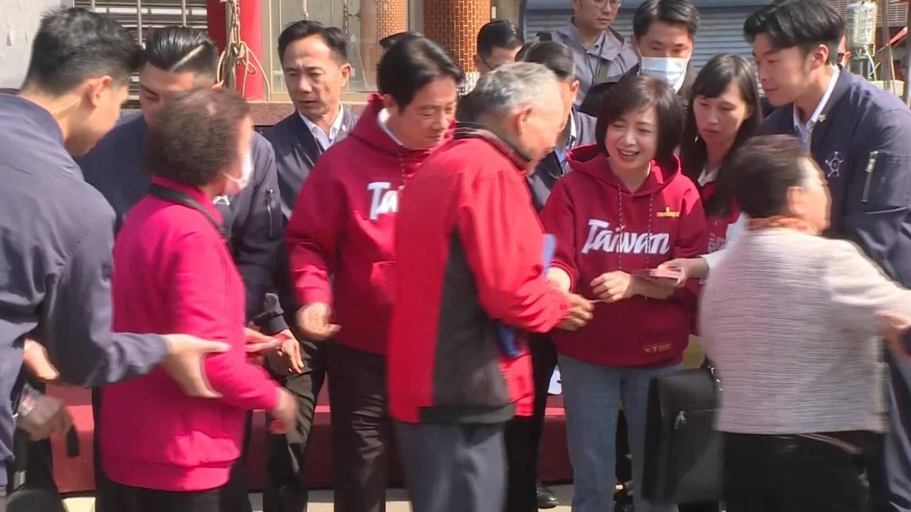 賴總統何欣純台中撞衫 「一欣一德」分送新年福袋