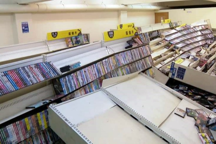 餘震來襲！DVD店如骨牌全倒 釣蝦場掀「海嘯」