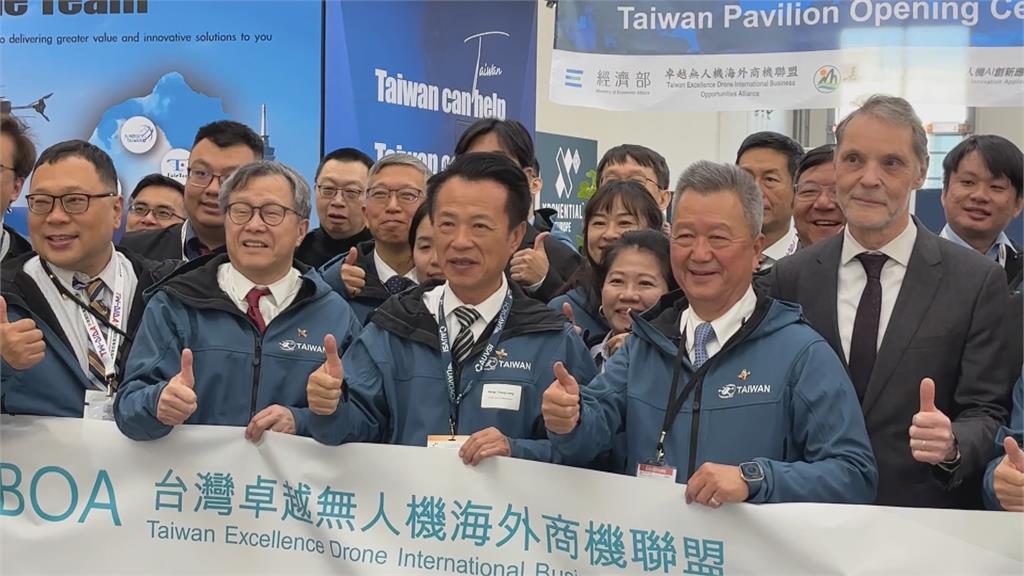 嘉義縣長翁章梁率無人機業者 參加德國無人載具展
