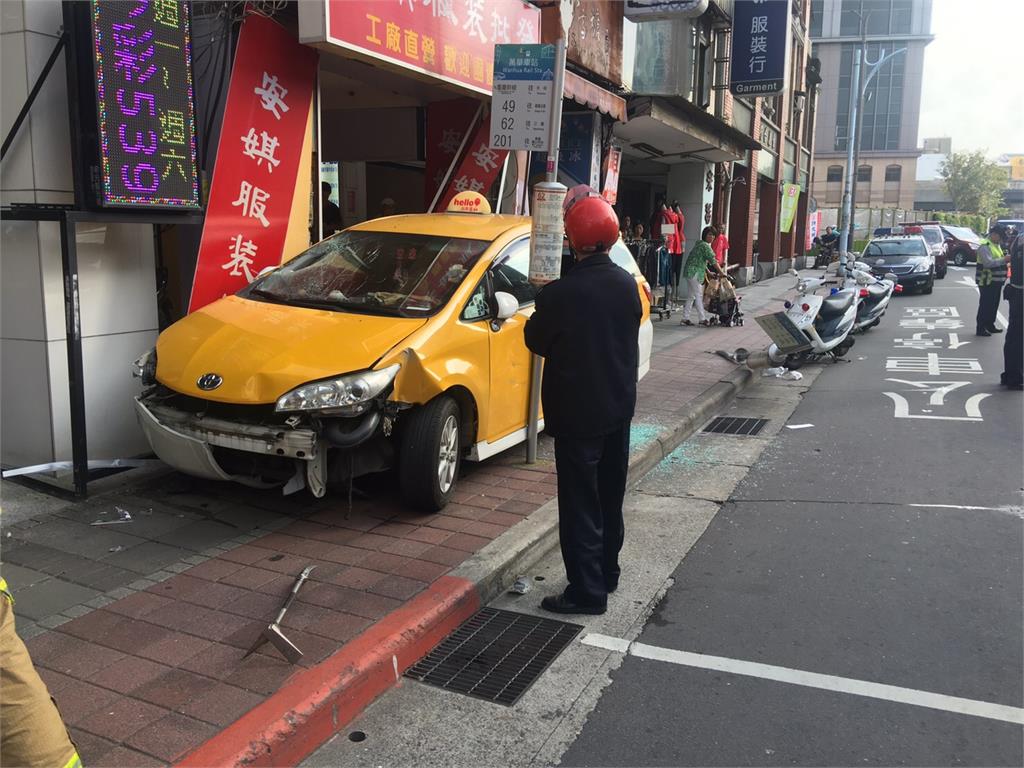 快訊／台北市萬華計程車撞傷行人 2人命危緊急送醫