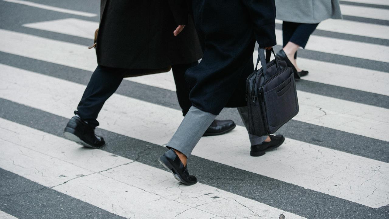 她綠燈倒數衝斑馬線被警攔截！「遭罰500元」真相曝光…網驚：沒人知道