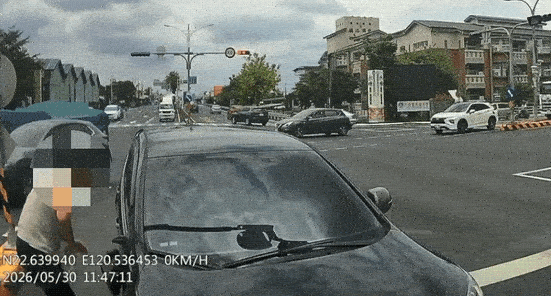 快新聞／又是毒駕！高雄黑車莫名停路口...逆向猛撞小貨車　毒蟲駕駛下場慘了
