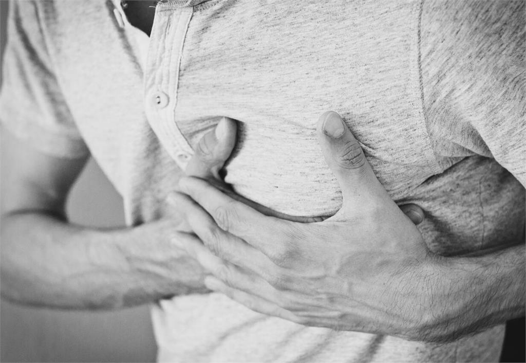 年輕非保護傘!28歲男上班胸悶30分鐘冒冷汗 「三條血管全阻塞」