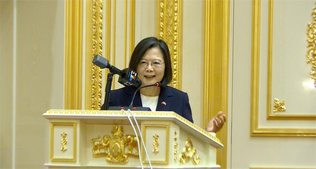 快新聞/蔡英文抵史瓦帝尼 簽署「婦女創業等3文件」