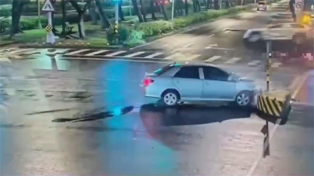 無辜被撞! 兩車相撞波及待轉區機車 騎士受傷送醫 警釐清事故原因