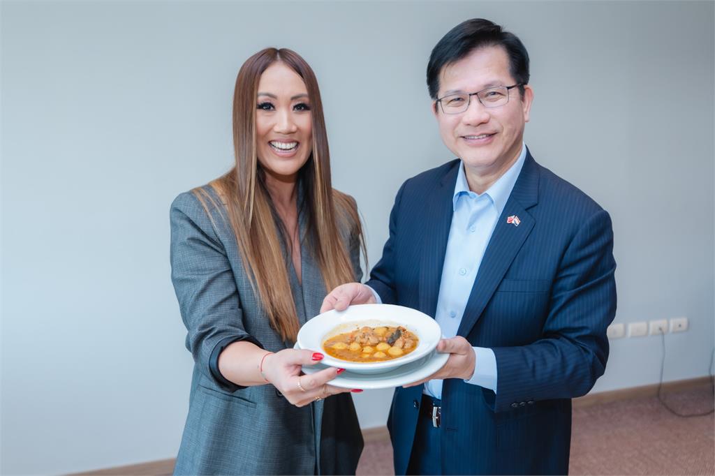 快新聞／與巴拉圭網紅再續前緣　林佳龍、朴智擎大啖在地美食