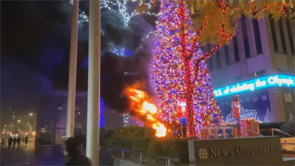 福斯新聞總部大樓15米耶誕樹　遭蓄意縱火燒光