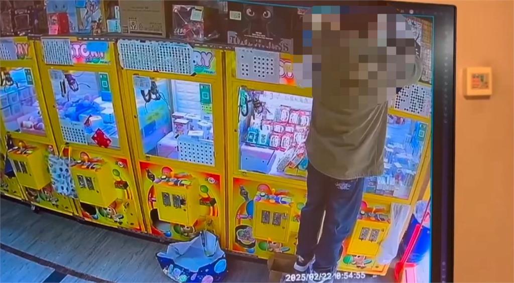 最壞身教!父攜2幼女「偷娃娃機店公仔」 業者公布畫面找人