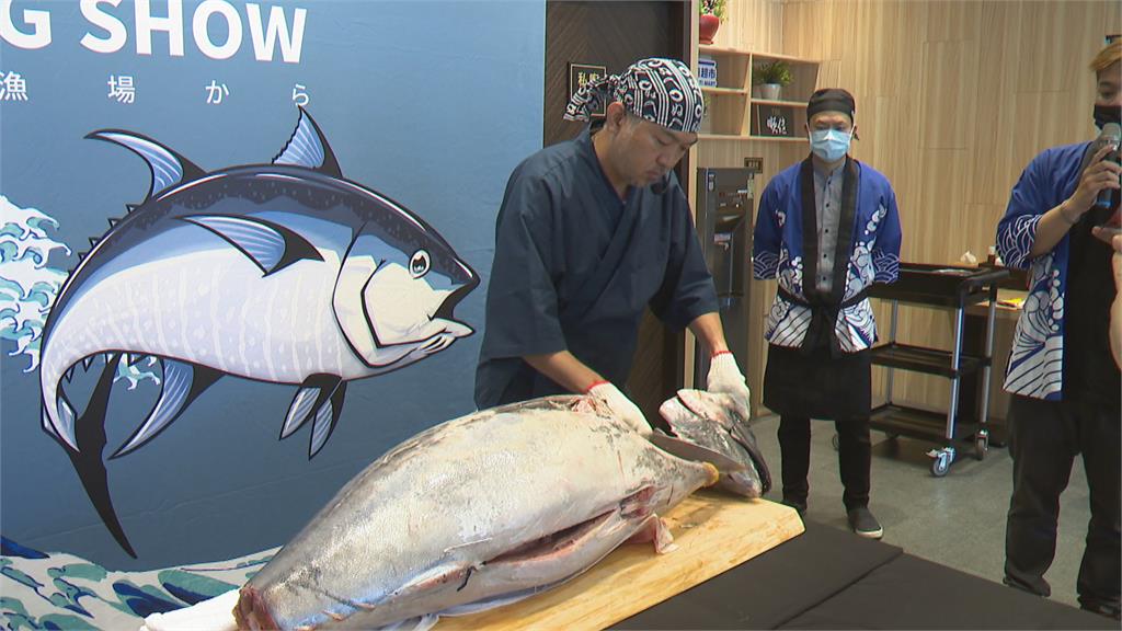 45公斤黑鮪魚分切秀！大啖鮪魚全餐　黑鮪魚粽子搶端午商機
