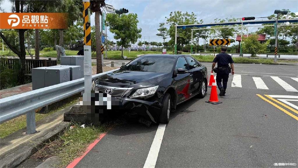 19歲男闖紅燈自撞電桿！車內飄異味 警當場搜出K他命