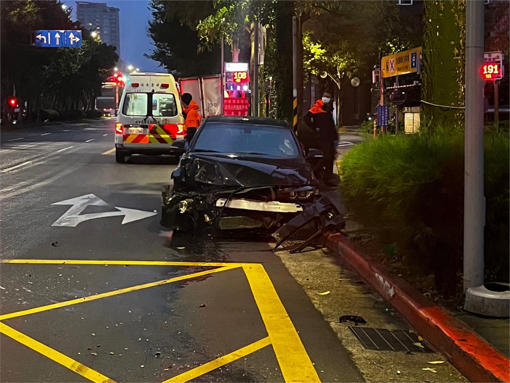 快新聞／北市信義區清晨轎車自撞路樹「車頭全毀」　駕駛卻下車離去