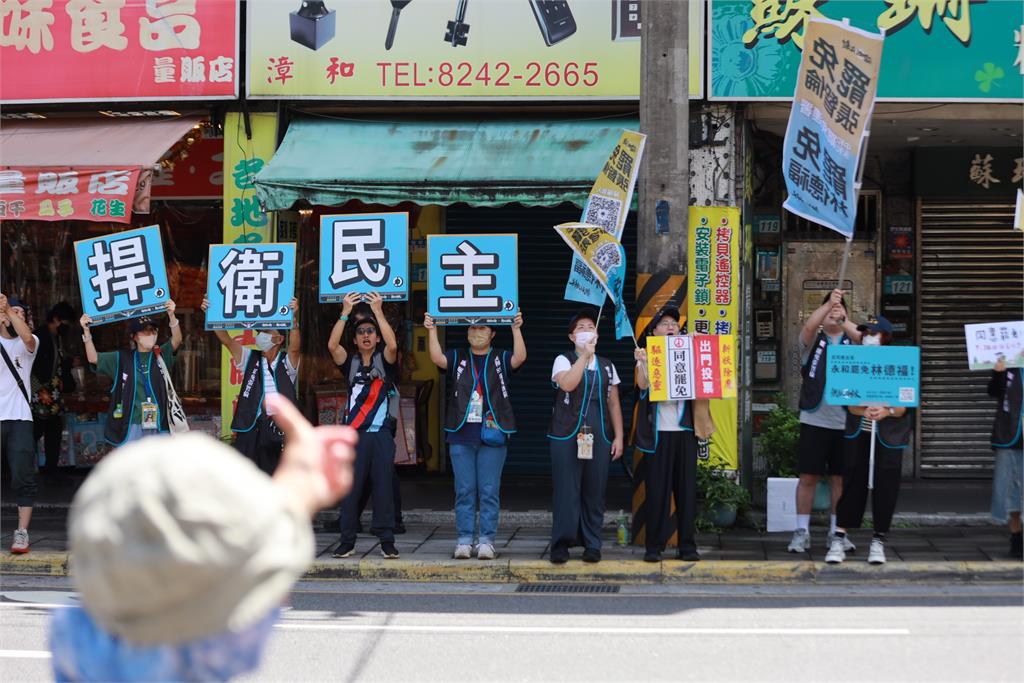 快新聞／沒水準！婦人猛力擊打「雙和罷團」志工　警方立刻壓制帶入派出所