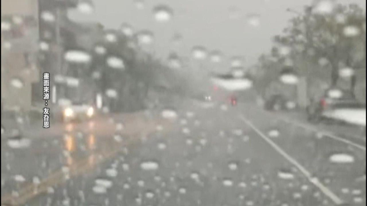 宜蘭僅南澳鄉等９校停班課　一早風強雨大沒停課　家長冒雨送孩上學怒批「很危險」