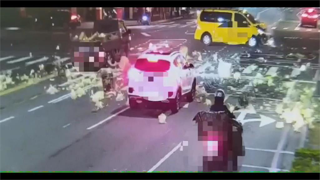 小貨車送菜疑未注意燈號闖紅燈　與兩車發生碰撞菜噴滿地