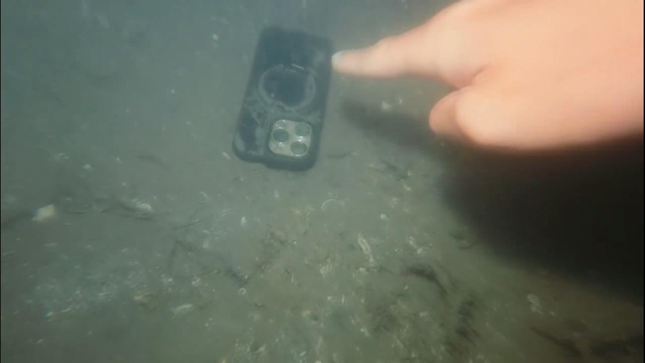 遊客手機掉落澎湖海裡　潛水教練尋回驚呼：還活著