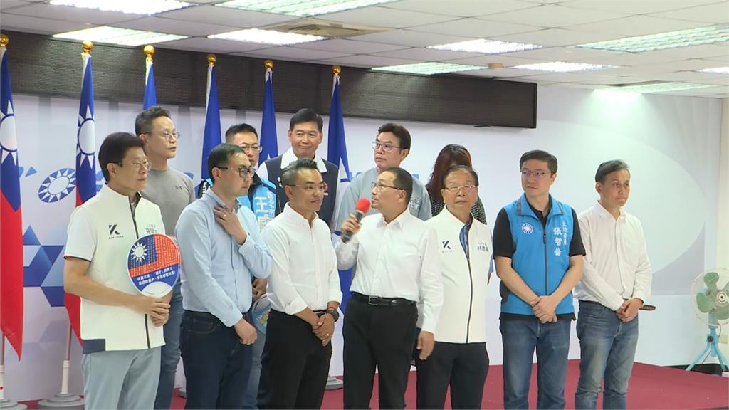 新北5立委罷免案未過 侯友宜陪同出面鞠躬謝市民