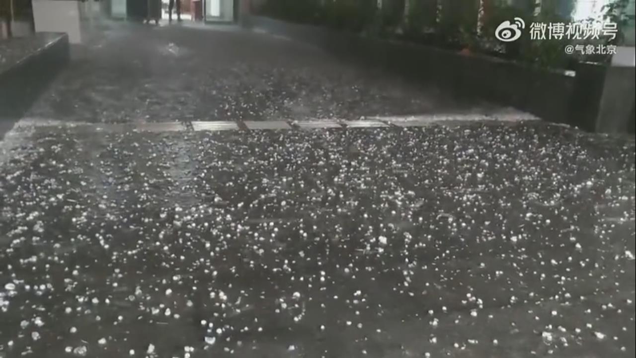 道路變冰河！北京九月罕見下冰雹　「鴿子蛋」大小冰雹來襲、車被砸出坑