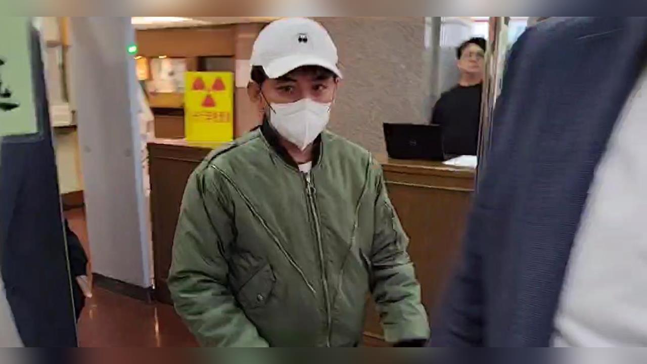 快新聞／終於換衣服！黃子佼今穿「飛行外套」現身新北地院　涉肇逃不認罪