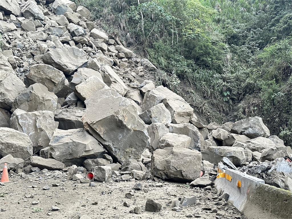 快新聞／嘉義縣道159甲「大量落石」道路中斷　大型機具進場搶通中