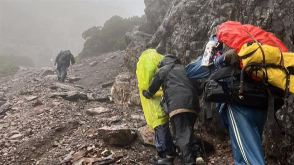 即刻救援！玉山東峰2山友遭雷擊　搜救員助下撤排雲山莊