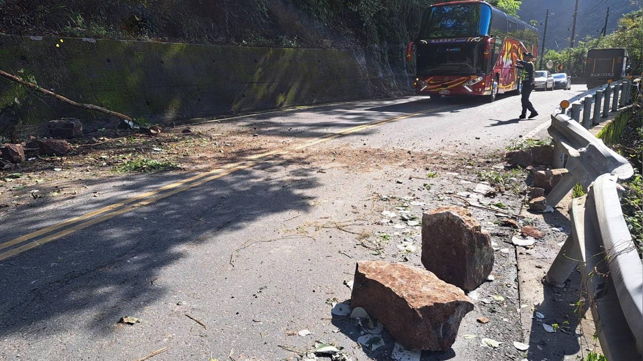 快新聞/鳳凰未至已傳災情!宜蘭大同「落石砸車」4人受驚 碧砂漁港急吊遊艇上陸