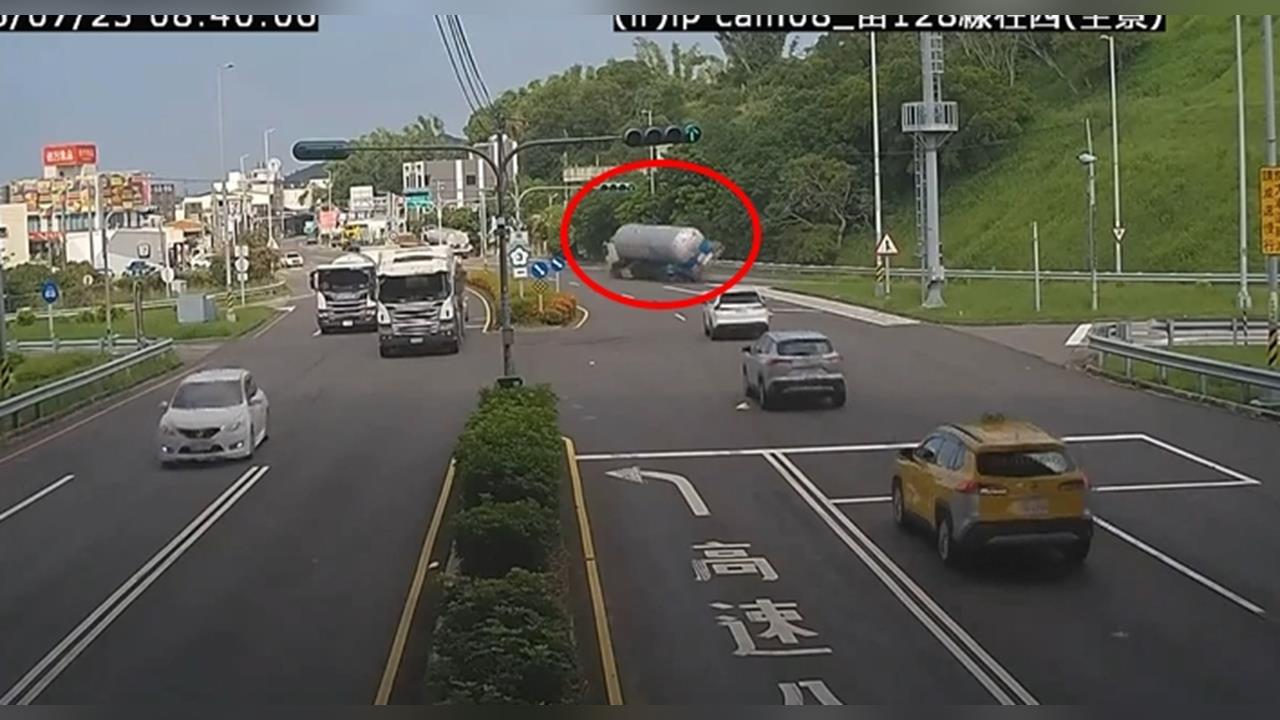 液化石油氣槽車下匝道翻覆！　波及對向休旅車驚悚瞬間曝光