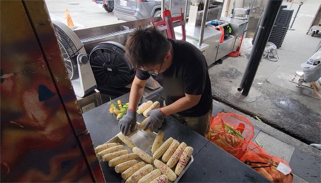 花蓮東大門夜市「烤玉米2支293元」　民眾聽報價嚇壞PO網