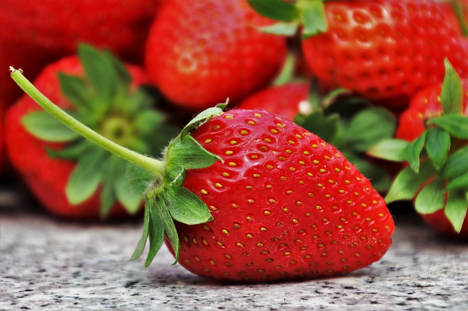 農藥殘留？12種「最髒蔬果」出爐　草莓蟬聯5年冠軍…菠菜、番茄都上榜