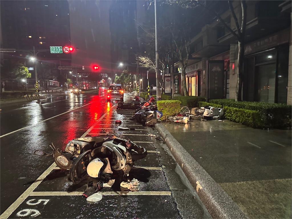 疑毒駕上路！女子撞9輛機車肇逃　企圖吞毒滅證遭警識破