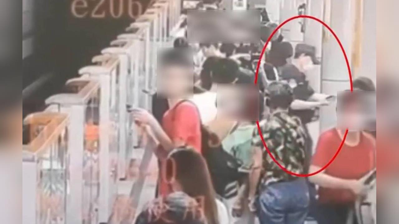 快新聞/捷運站驚見失落「貴重紙袋」捷警瞬間拾起 失主笑了