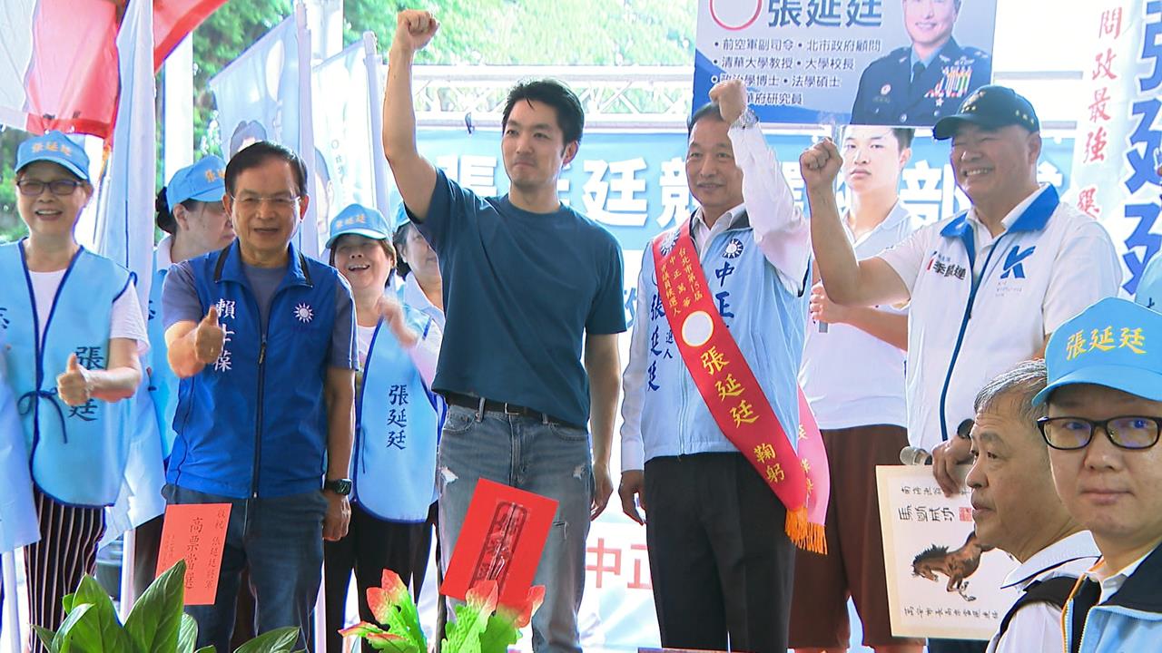 蔣萬安同台趙少康咬耳朵　綠議員酸：專訪遲遲未敲定　趙情何以堪？