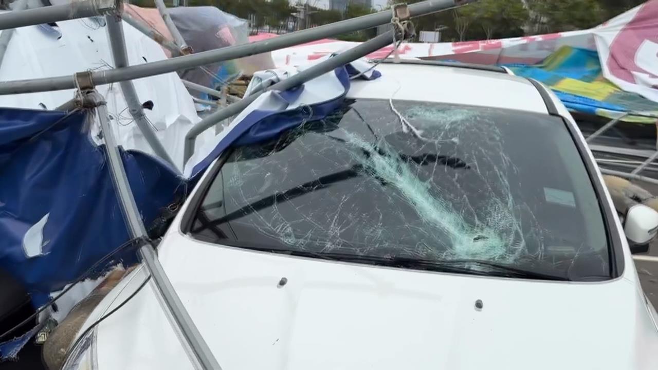 競選看板倒塌砸爛8車　黃馨慧電話回應惹議　網友怒洗版「嘟嘟嘟」