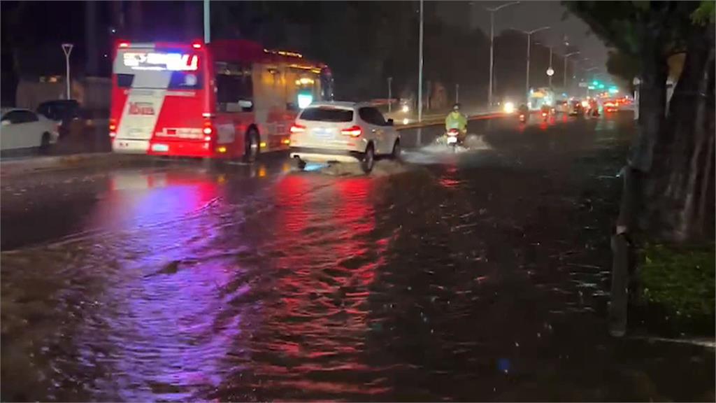 國家級大雷雨警報　高雄市區路段出現積水