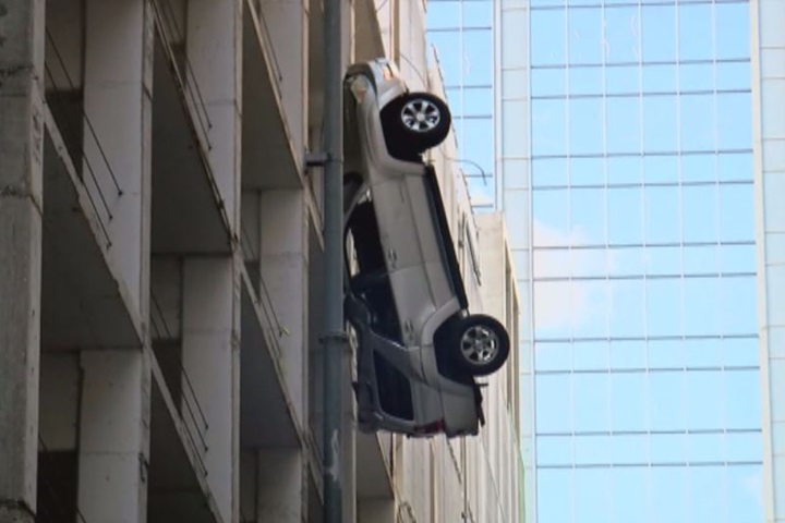 油門當煞車踩！駕車連人帶車從7樓高墜落