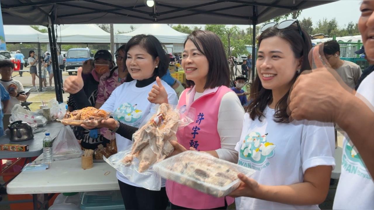 雲林天鵝湖嘉年華! 搭天鵝船賞美景、吃美食