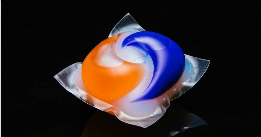 女使用洗衣膠囊突爆開噴入眼 右眼化學性灼傷「視力剩0.06」險失明