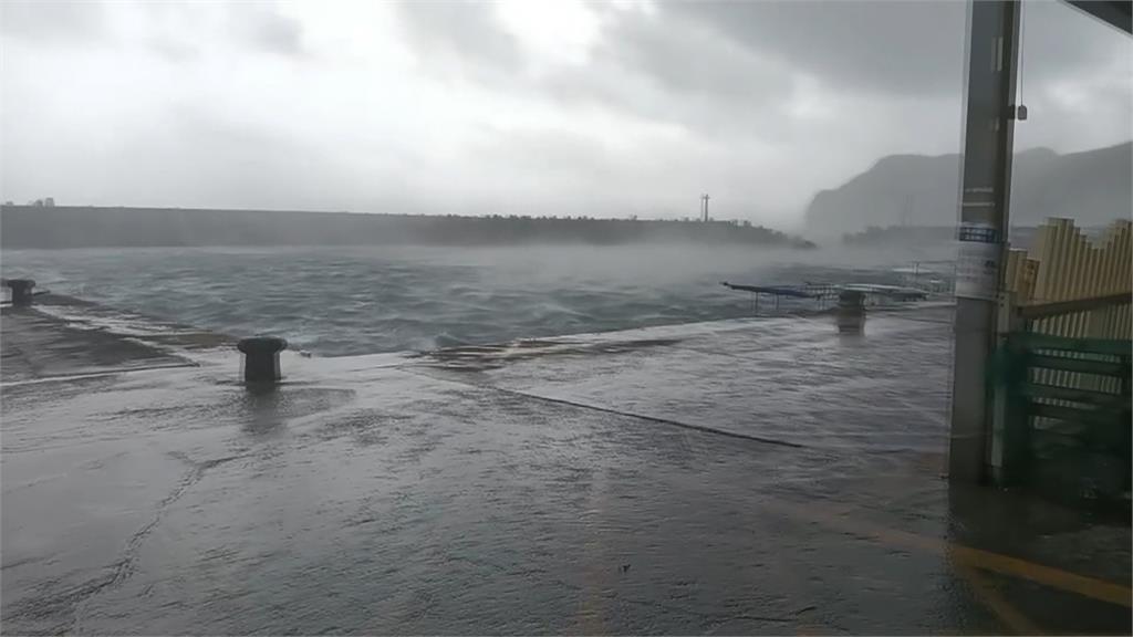 宛如災難片　康芮15級強陣風橫掃　蘭嶼綠島狂風暴雨