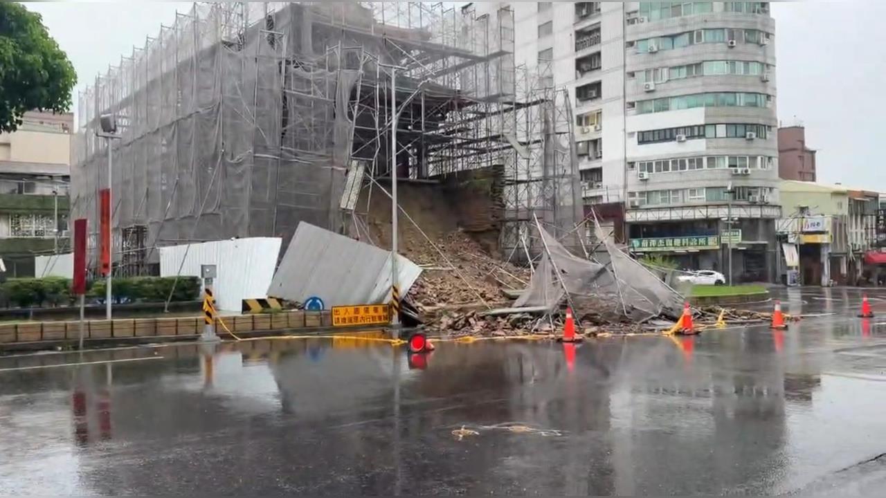 快新聞／暴雨狂炸台南！國定古蹟東門城清晨突坍塌　磚土、鷹架崩落車道
