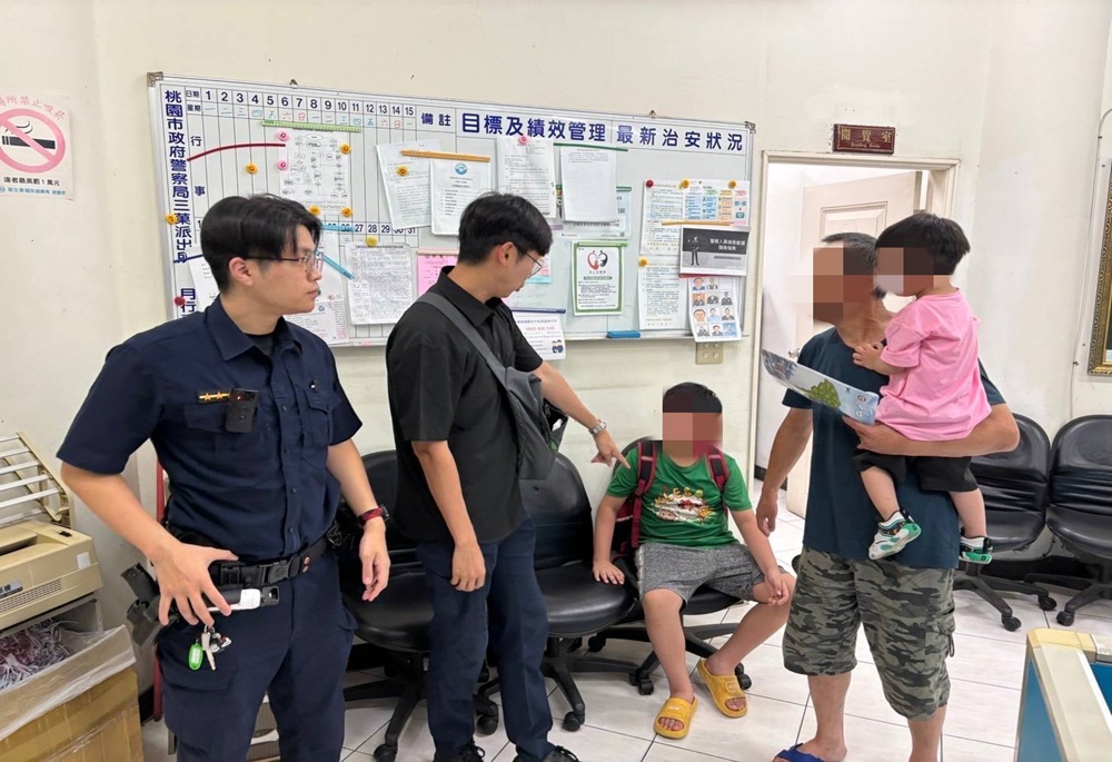 男童離家出漫步街頭 看見警察叔叔眼眶泛淚:「弄丟作業本怕被父親罵」
