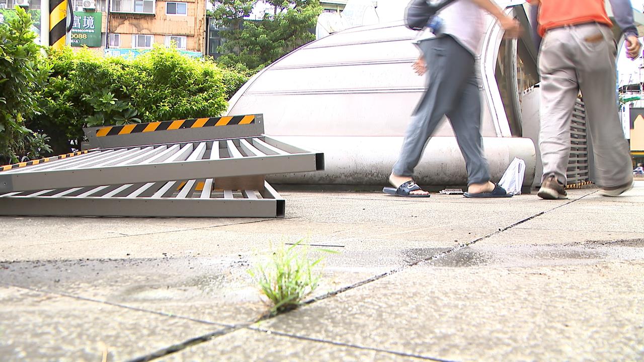 亂花錢？北市吸菸區裝了又拆　天價遮陽傘竣工日延到冬天