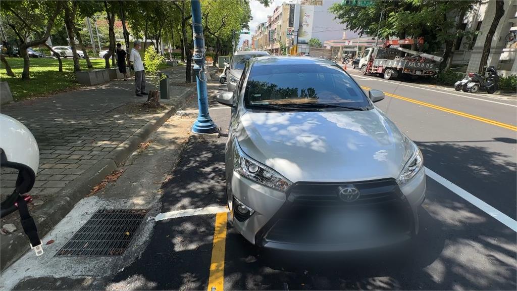 南投路面重新劃設停車格　現「路燈」卡停車格中央根本停不了