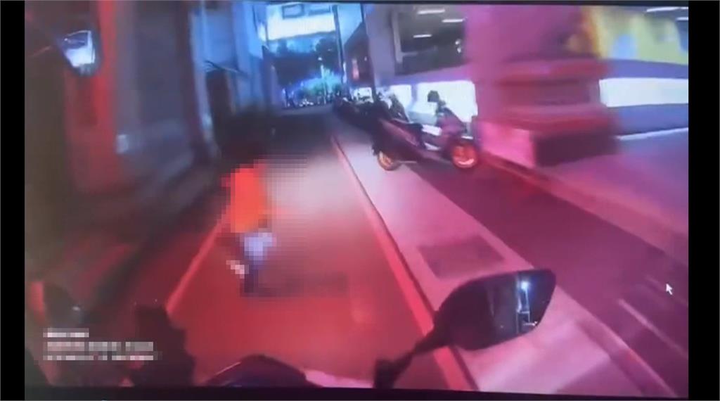 驚險！男童突衝馬路險遭撞　父嗆騎士：撞到妳負得起責任？