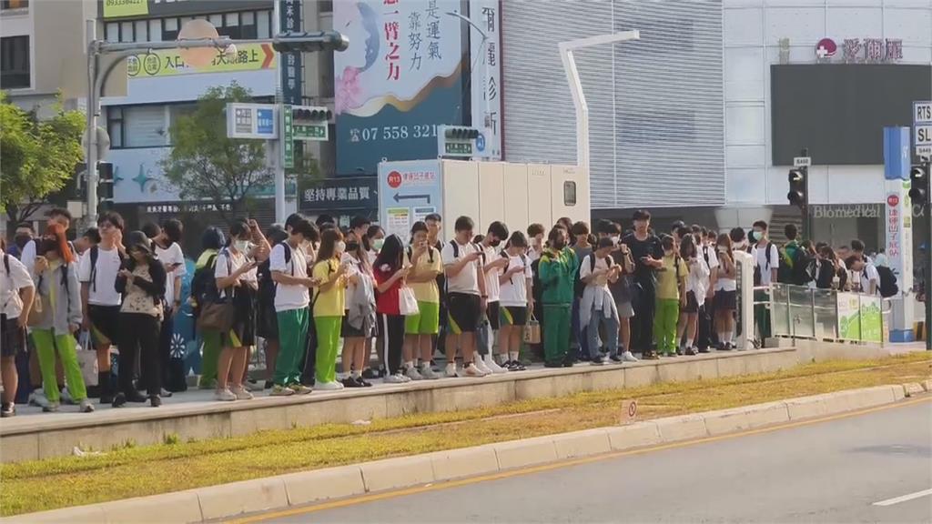 高雄輕軌「開學日」湧學生搭車潮　排隊人龍到馬路邊